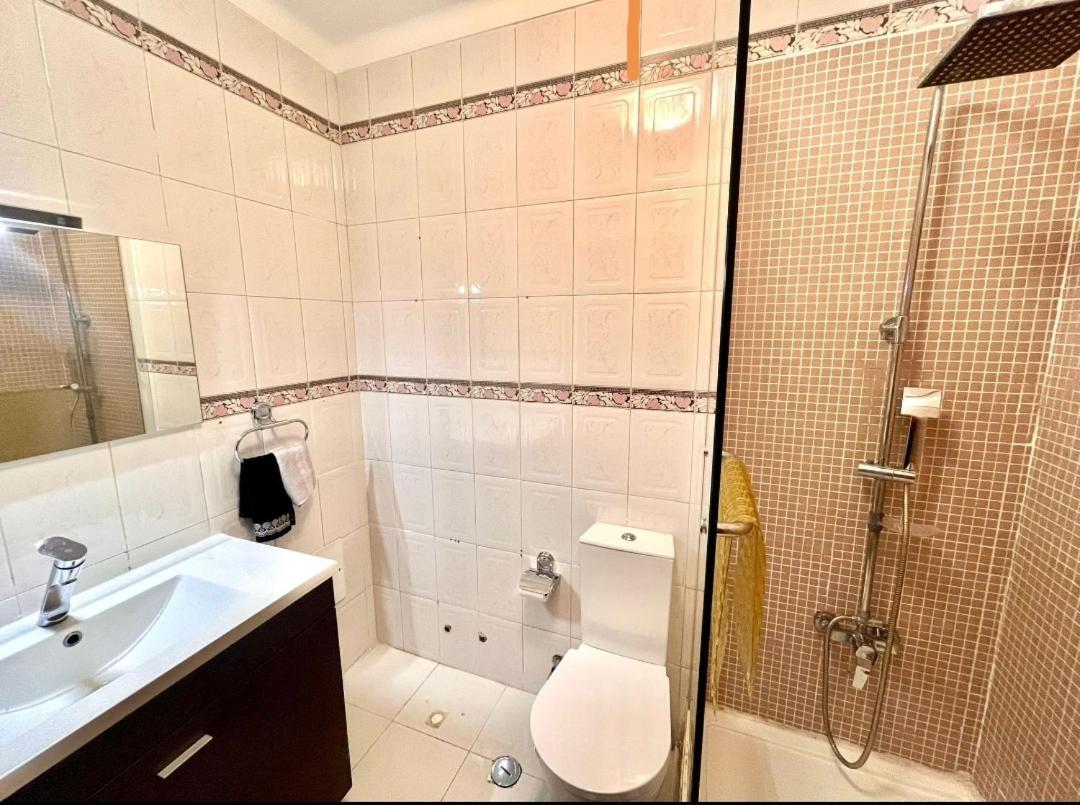 Quarto Boa Localizacao Com Cozinha E Casa De Banho Apartment Caparica Bagian luar foto