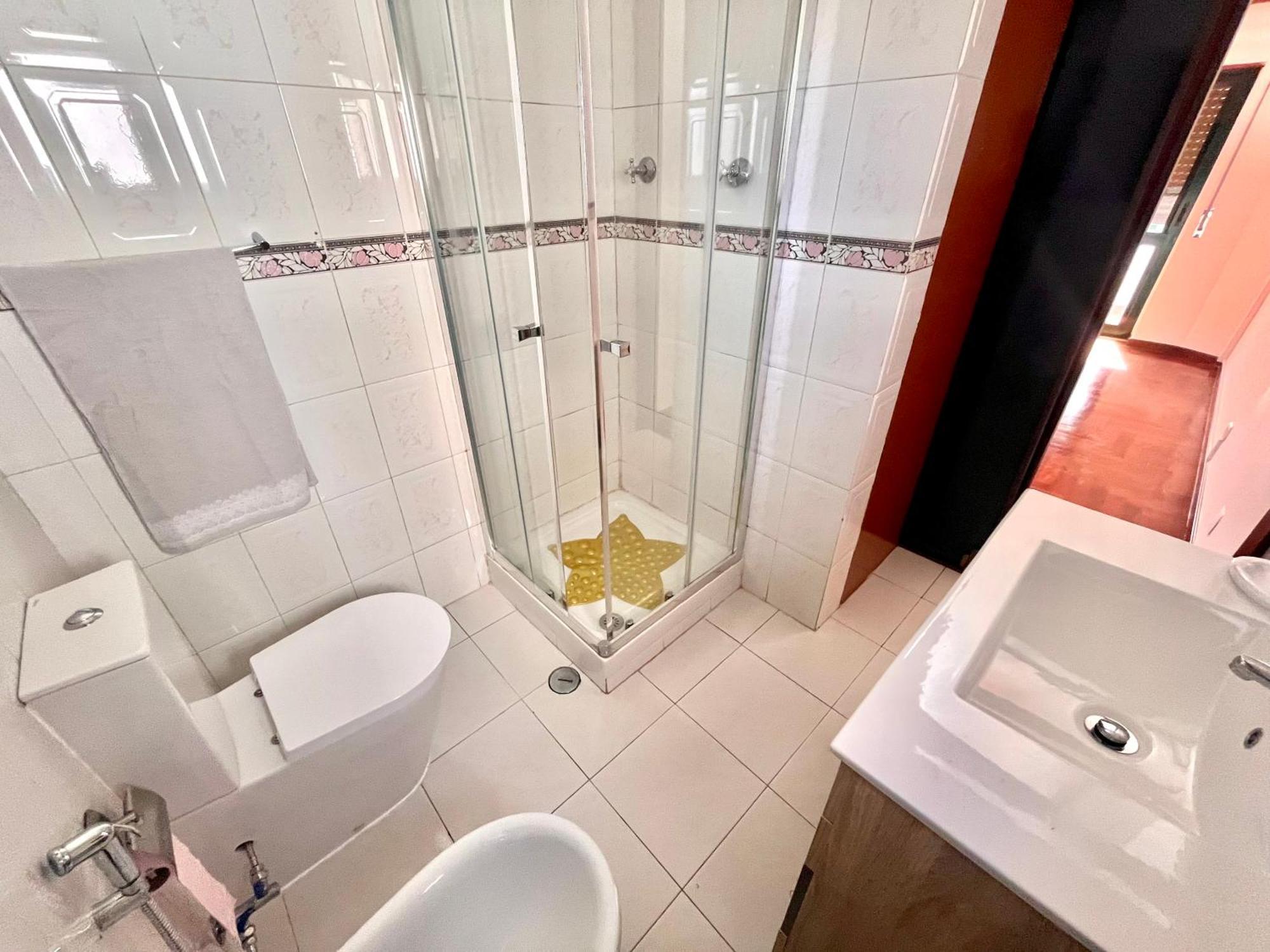 Quarto Boa Localizacao Com Cozinha E Casa De Banho Apartment Caparica Bagian luar foto